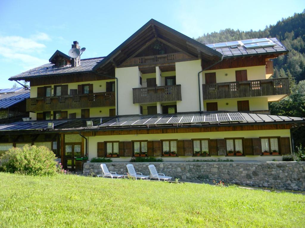 Albergo Nuoitas Форни-ди-Сопра Экстерьер фото